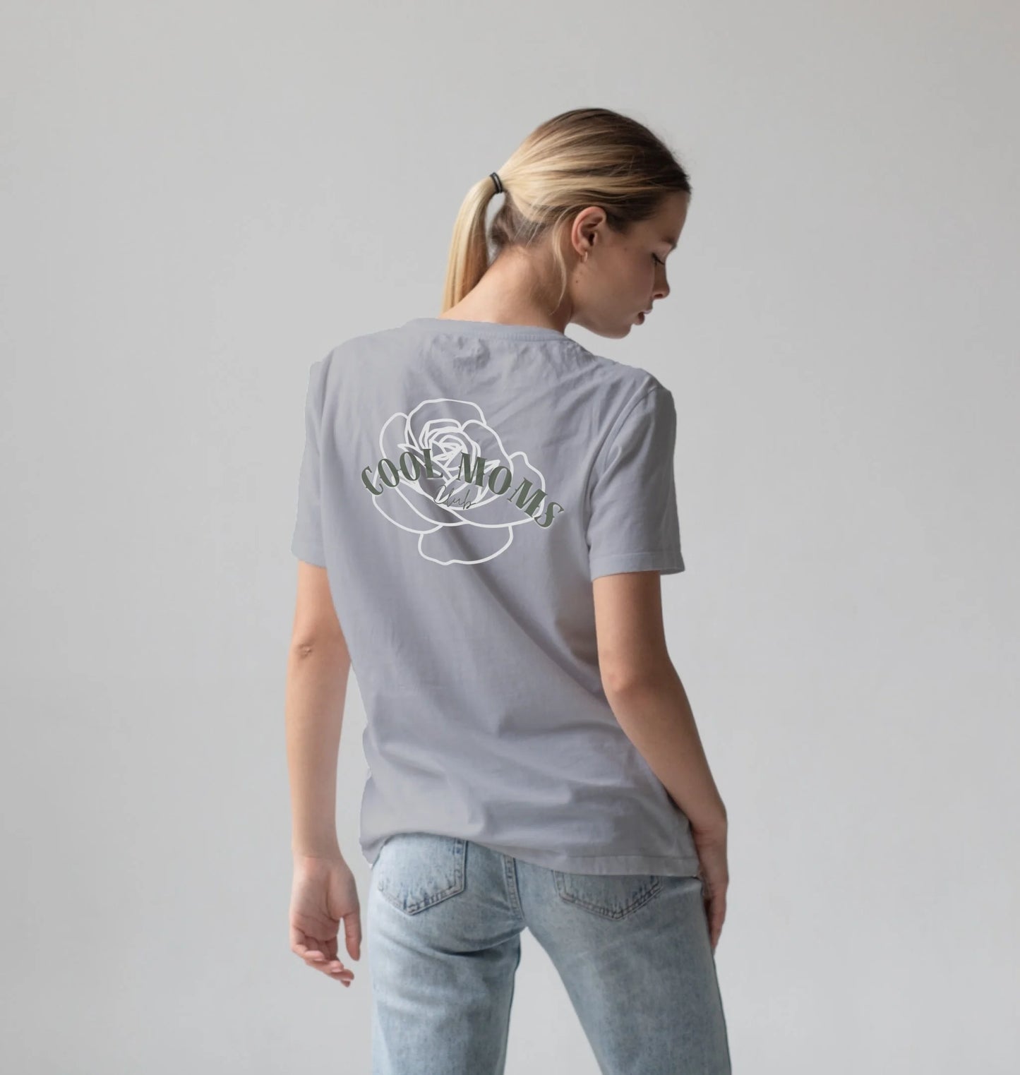 schone-blonde-frau-einem-weissen-t-shirt-und-blauen-jeans-posiert-auf-einem-weissen-hintergrund