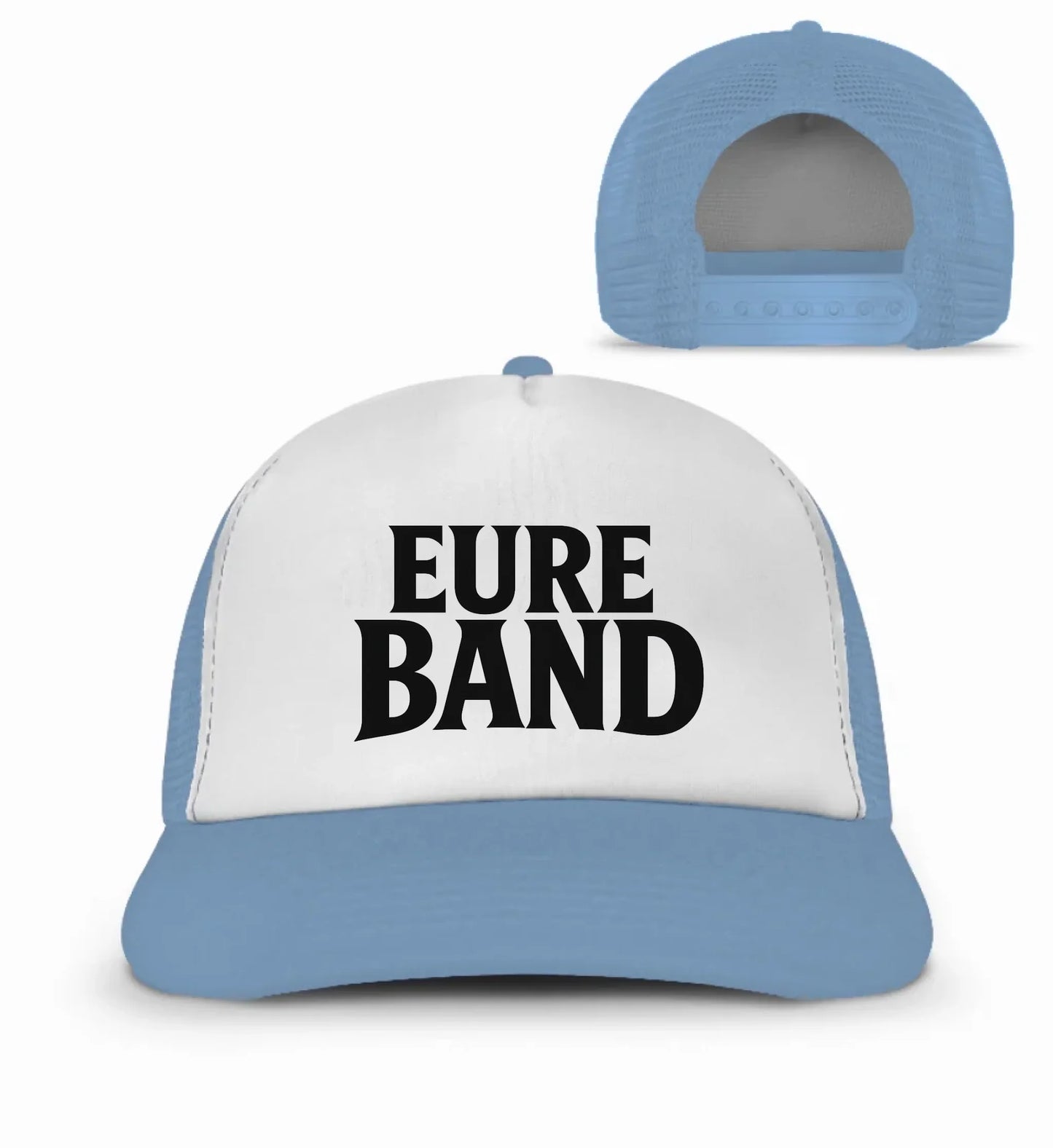 Basecap in hellblau und Weiß mit dem Aufdruck ‚Eure Band‘ auf der Vorderseite. Der Schriftzug kann individuell mit dem eigenen Bandnamen gestaltet werden.