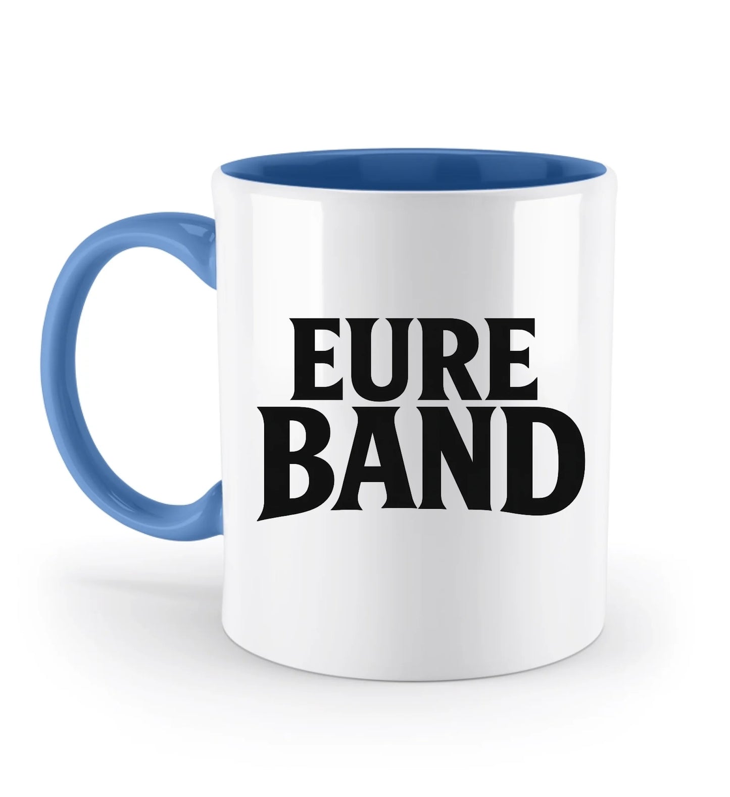 Weiße Keramiktasse mit großem schwarzen Schriftzug ‚Eure Band‘ auf der Vorderseite. Der Text kann individuell mit dem eigenen Bandnamen gestaltet werden. Griff und Innenleben sind blau
