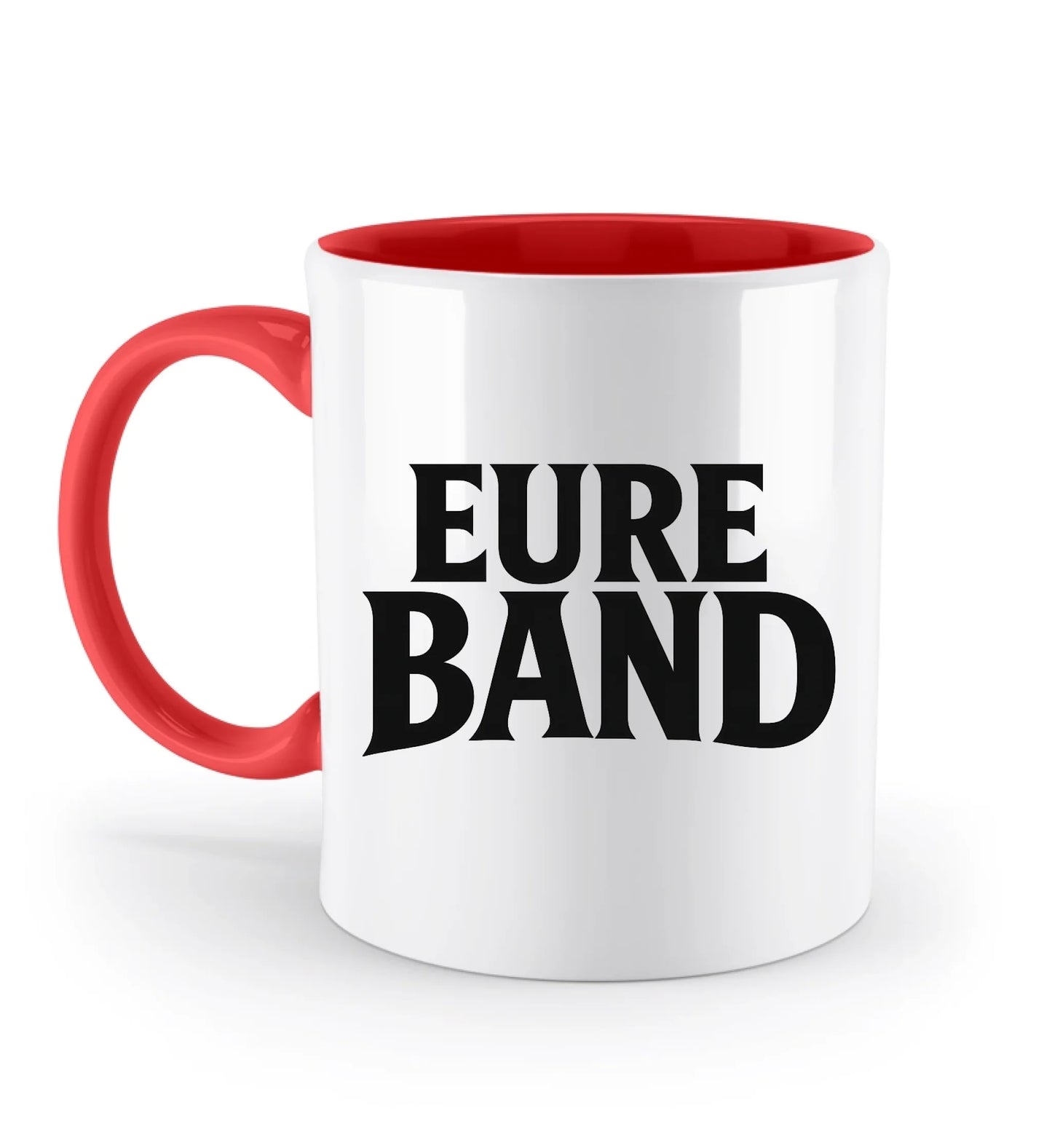 Weiße Keramiktasse mit großem schwarzen Schriftzug ‚Eure Band‘ auf der Vorderseite. Der Text kann individuell mit dem eigenen Bandnamen gestaltet werden. Griff und Innenleben sind rot
