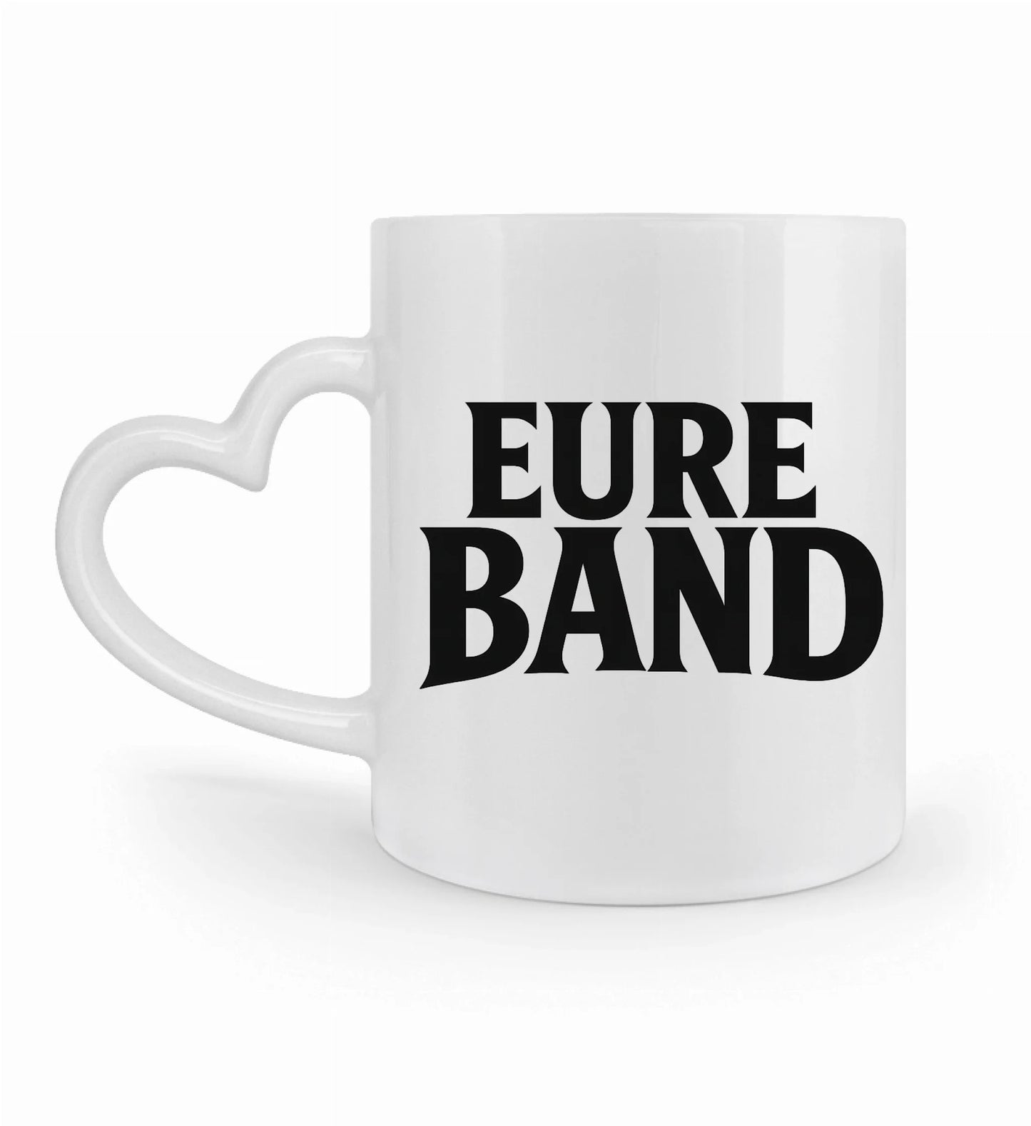 Weiße Keramiktasse mit Herzhenkel und großem schwarzen Schriftzug ‚Eure Band‘ auf der Vorderseite. Der Text kann individuell mit dem eigenen Bandnamen gestaltet werden.