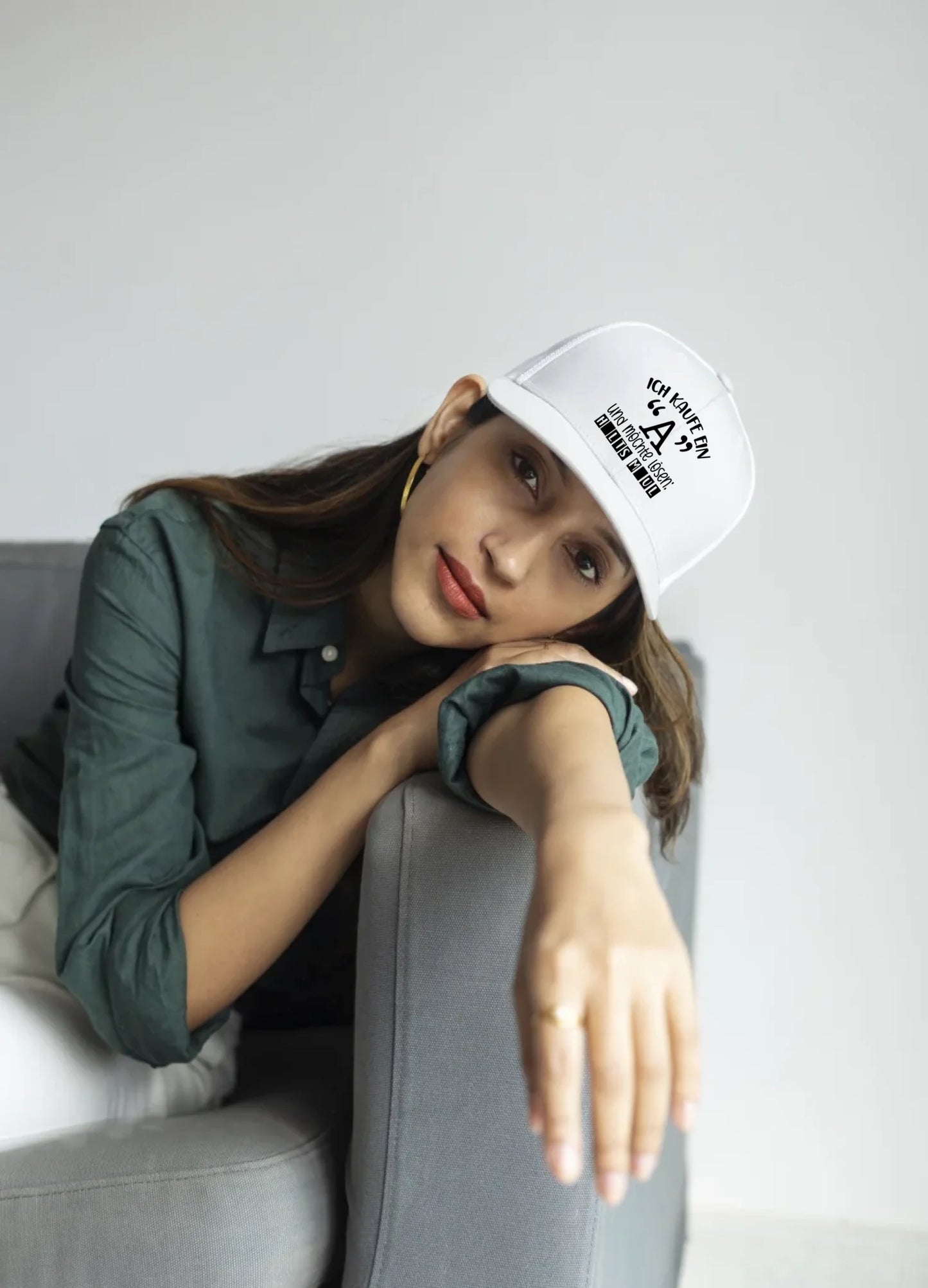 smiley-woman-posing-with-trucker-hat-medium-shot