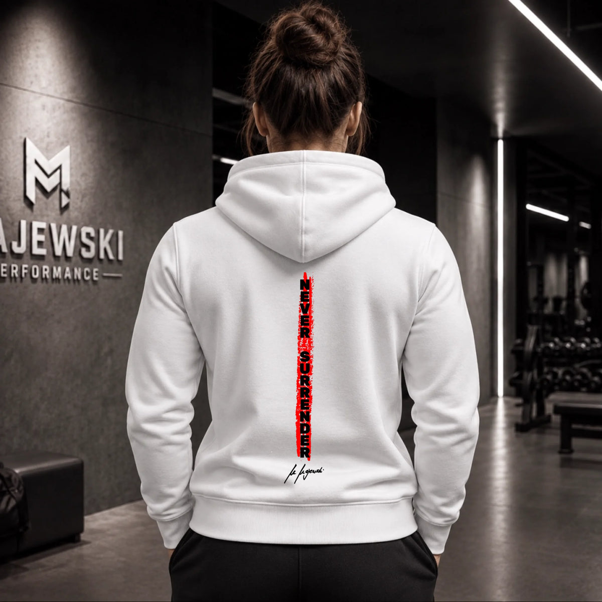 Weiße Hoodie-Rückansicht im Fitnessstudio