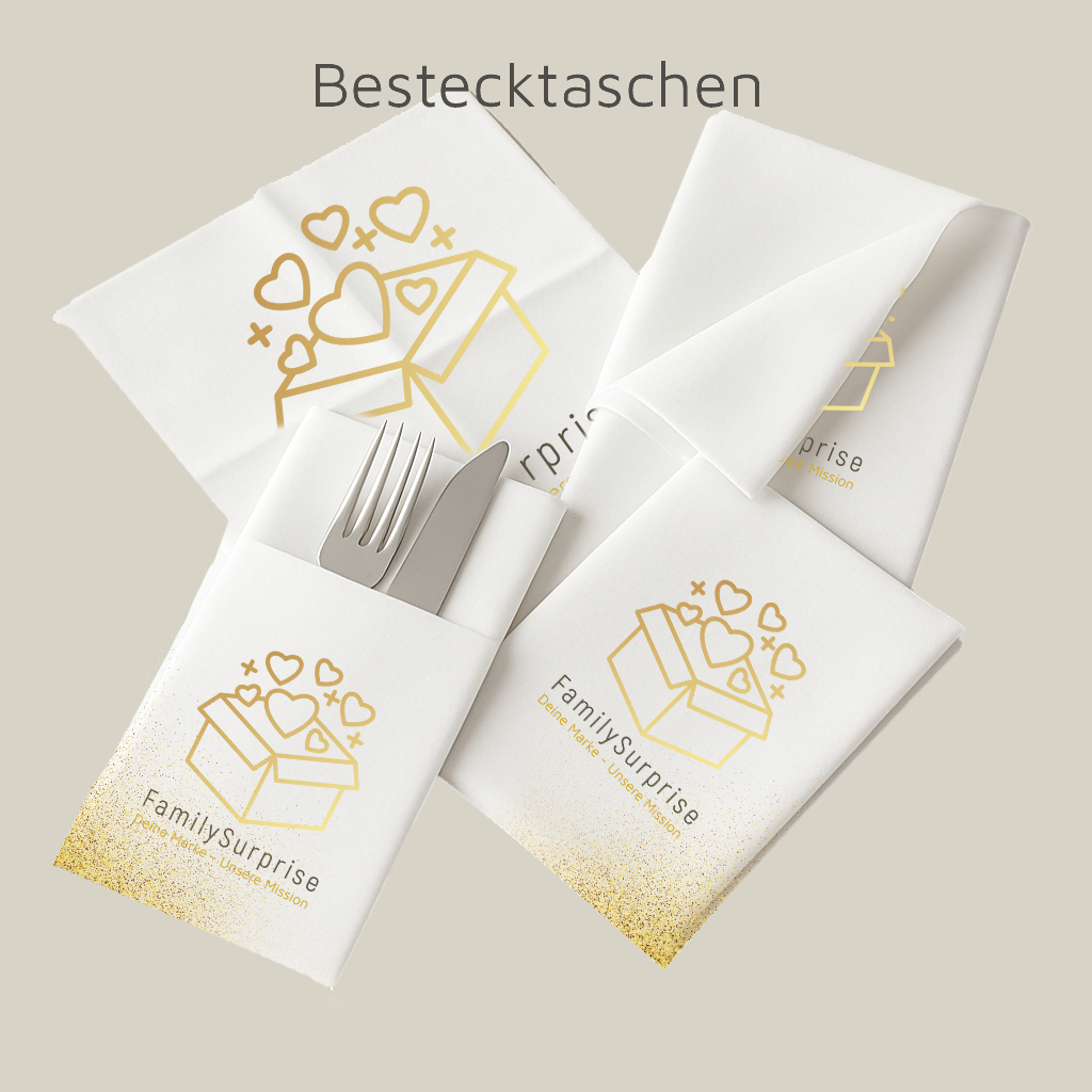 Mehrere weiße Bestecktaschen mit dem FamilySurprise-Logo, teilweise mit eingelegtem Besteck.