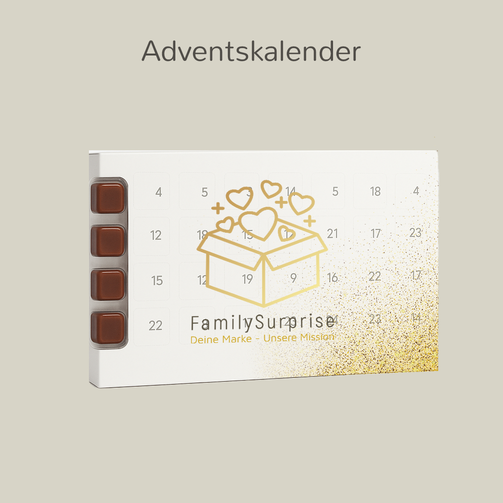 Adventskalender mit nummerierten Türchen und dem „FamilySurprise“-Logo, teilweise geöffnete Schokoladentäfelchen sichtbar, auf einem Bildschirm dargestellt.
