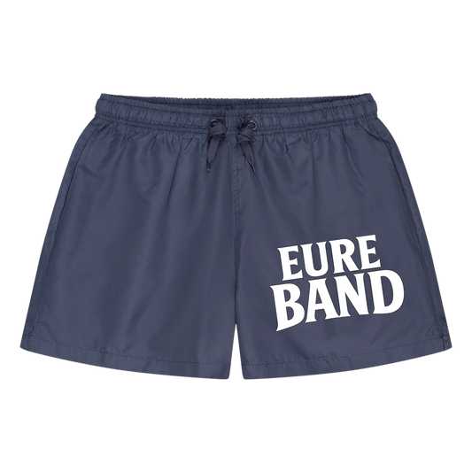 Blaue Badeshorts mit elastischem Bund und Kordelzug. Auf dem Bein steht der weiße Schriftzug ‚Eure Band‘. Der Aufdruck kann individuell mit dem eigenen Bandnamen gestaltet werden