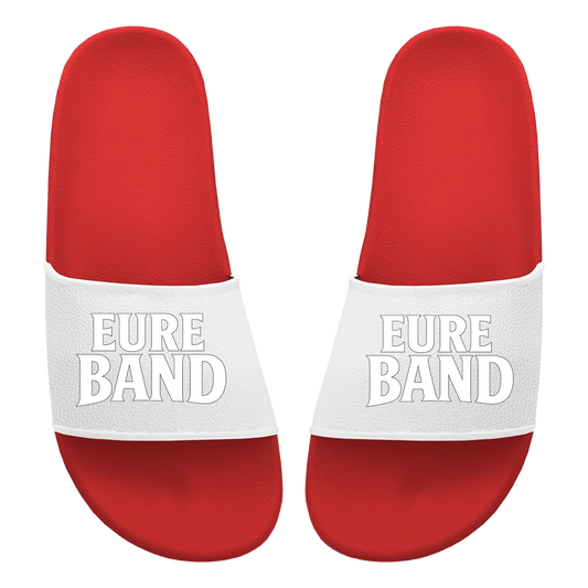 Rote Badelatschen mit breitem Riemen. Auf beiden Riemen ist in weißen Buchstaben der Schriftzug ‚Eure Band‘ aufgedruckt. Der Text kann individuell mit dem eigenen Bandnamen gestaltet werden.