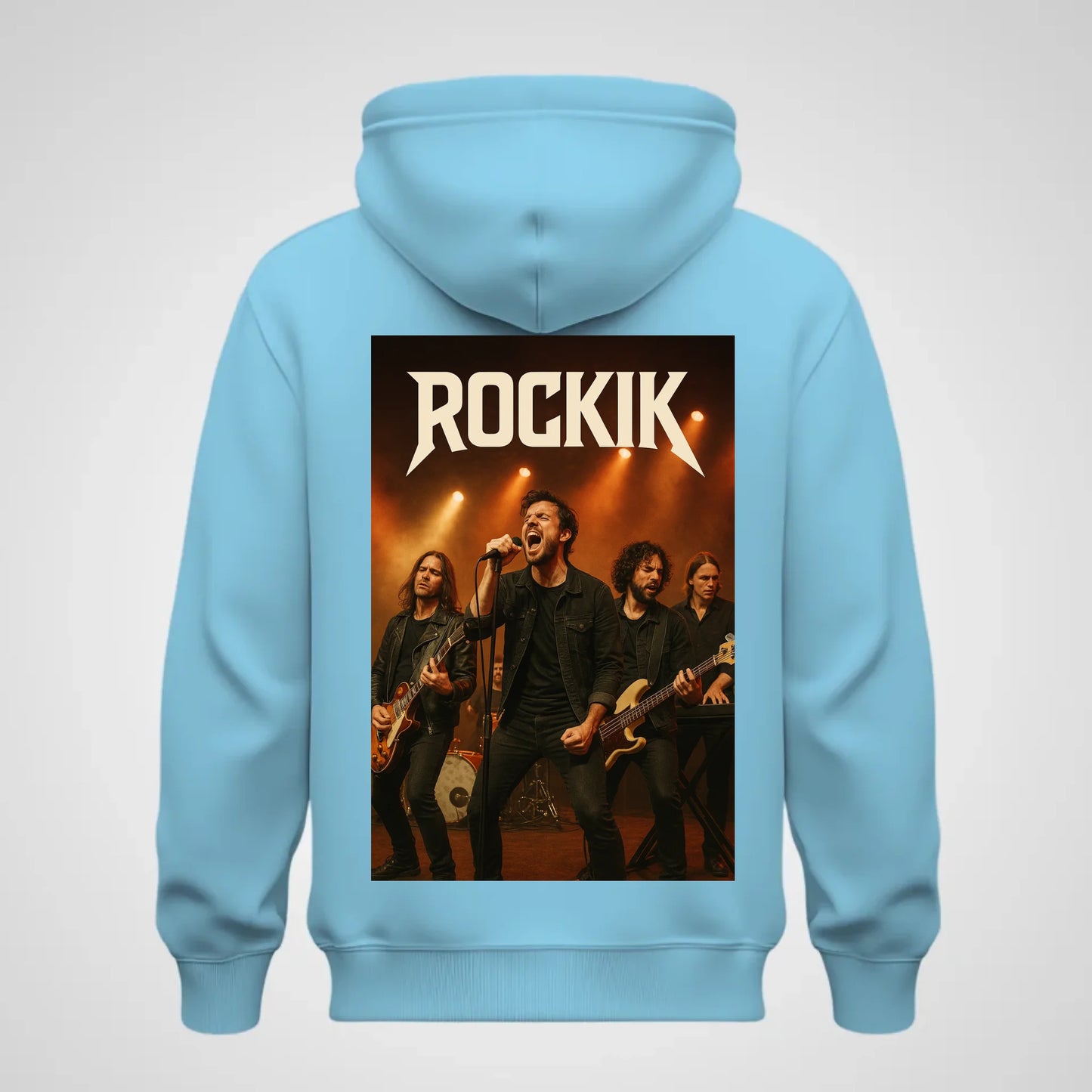 Hellblauer Hoodie mit großem Fotodruck auf der Rückseite. Abgebildet ist eine Rockband auf der Bühne, darüber steht in weißen Buchstaben der Schriftzug ‚ROCKIK‘. Motiv kann individuell angepasst werden.