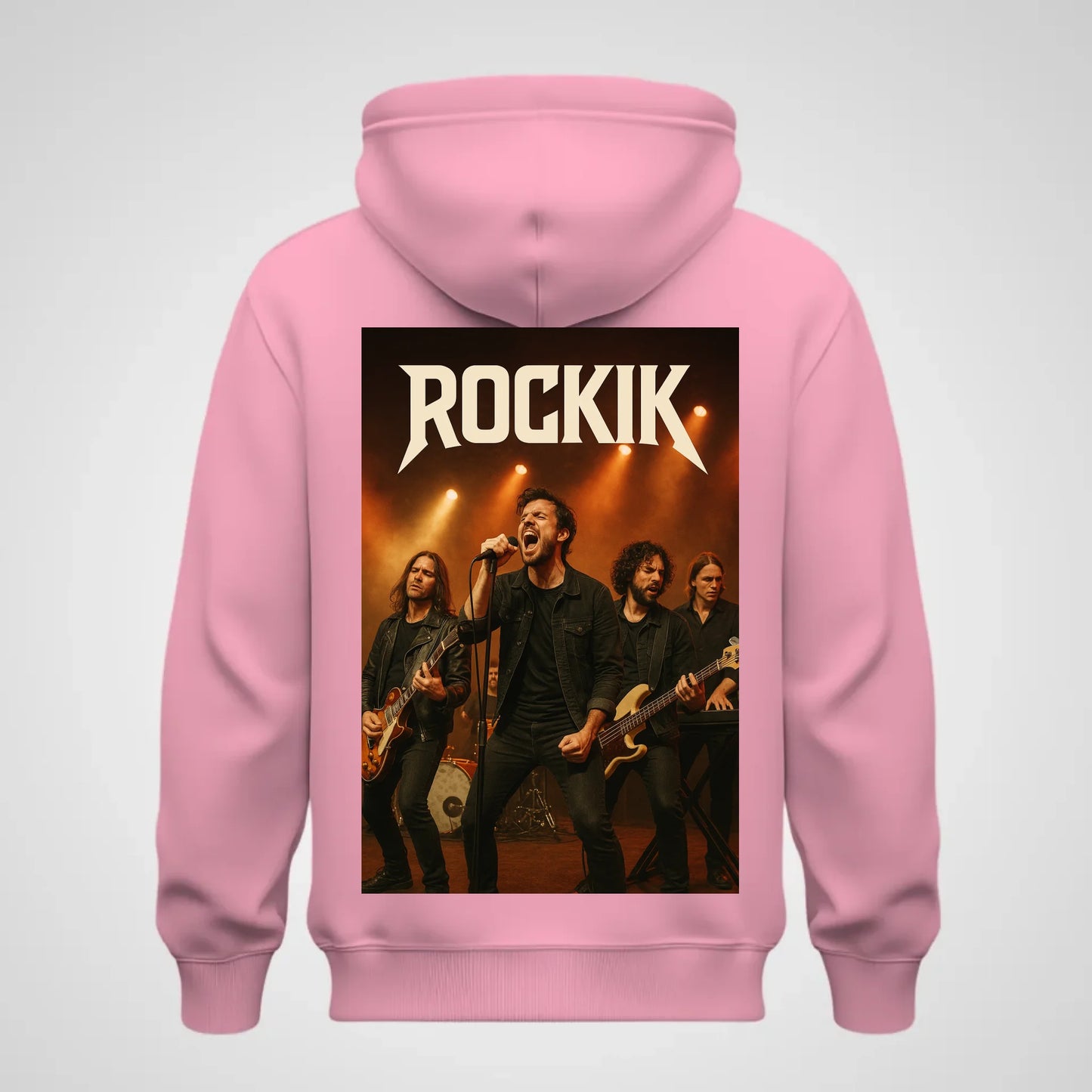 Rosa Hoodie mit großem Fotodruck auf der Rückseite. Abgebildet ist eine Rockband auf der Bühne, darüber steht in weißen Buchstaben der Schriftzug ‚ROCKIK‘. Motiv kann individuell angepasst werden.Schwarzer Hoodie mit großem Fotodruck auf der Rückseite. Abgebildet ist eine Rockband auf der Bühne, darüber steht in weißen Buchstaben der Schriftzug ‚ROCKIK‘. Motiv kann individuell angepasst werden.