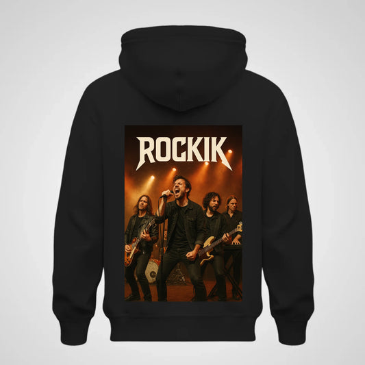Schwarzer Hoodie mit großem Fotodruck auf der Rückseite. Abgebildet ist eine Rockband auf der Bühne, darüber steht in weißen Buchstaben der Schriftzug ‚ROCKIK‘. Motiv kann individuell angepasst werden.