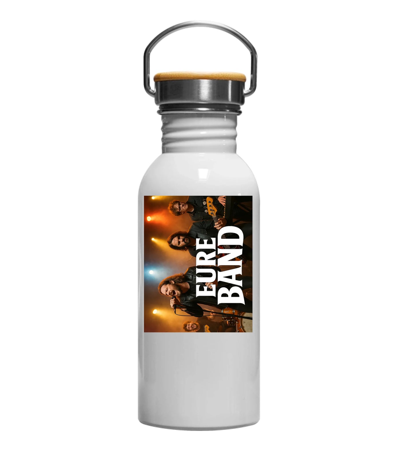 Weiße Edelstahl-Trinkflasche mit Schraubverschluss, Holzdeckel und Tragegriff aus Metall. Auf der Vorderseite ist ein Fotodruck einer Rockband mit dem Schriftzug ‚Eure Band‘ abgebildet. Motiv und Bandname können individuell angepasst werden.
