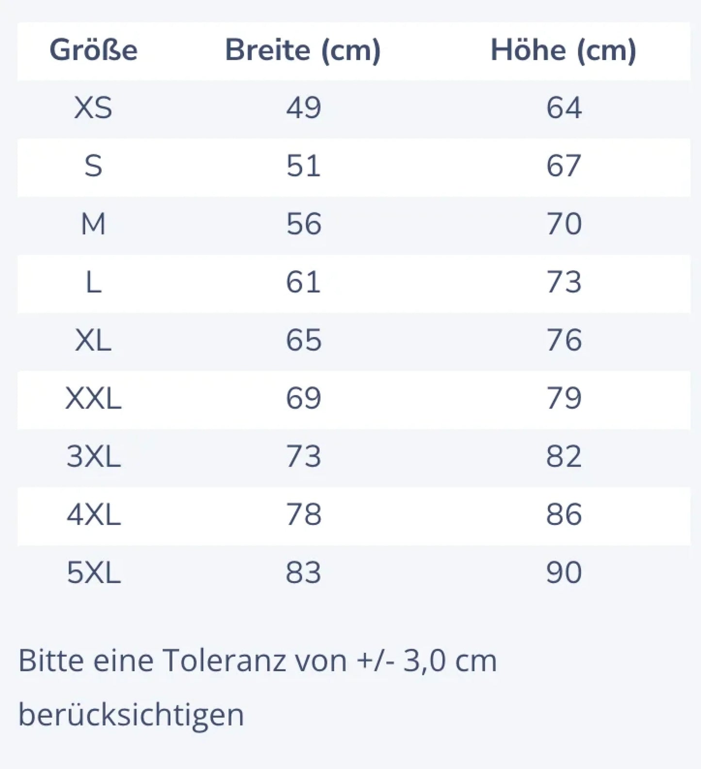 Größentabelle mit Breite und Höhe in Zentimetern für die Größen XS bis 5XL. Die Breite reicht von 49 cm (XS) bis 83 cm (5XL), die Höhe von 64 cm (XS) bis 90 cm (5XL). Eine Toleranz von plus/minus 3 cm ist zu berücksichtigen.