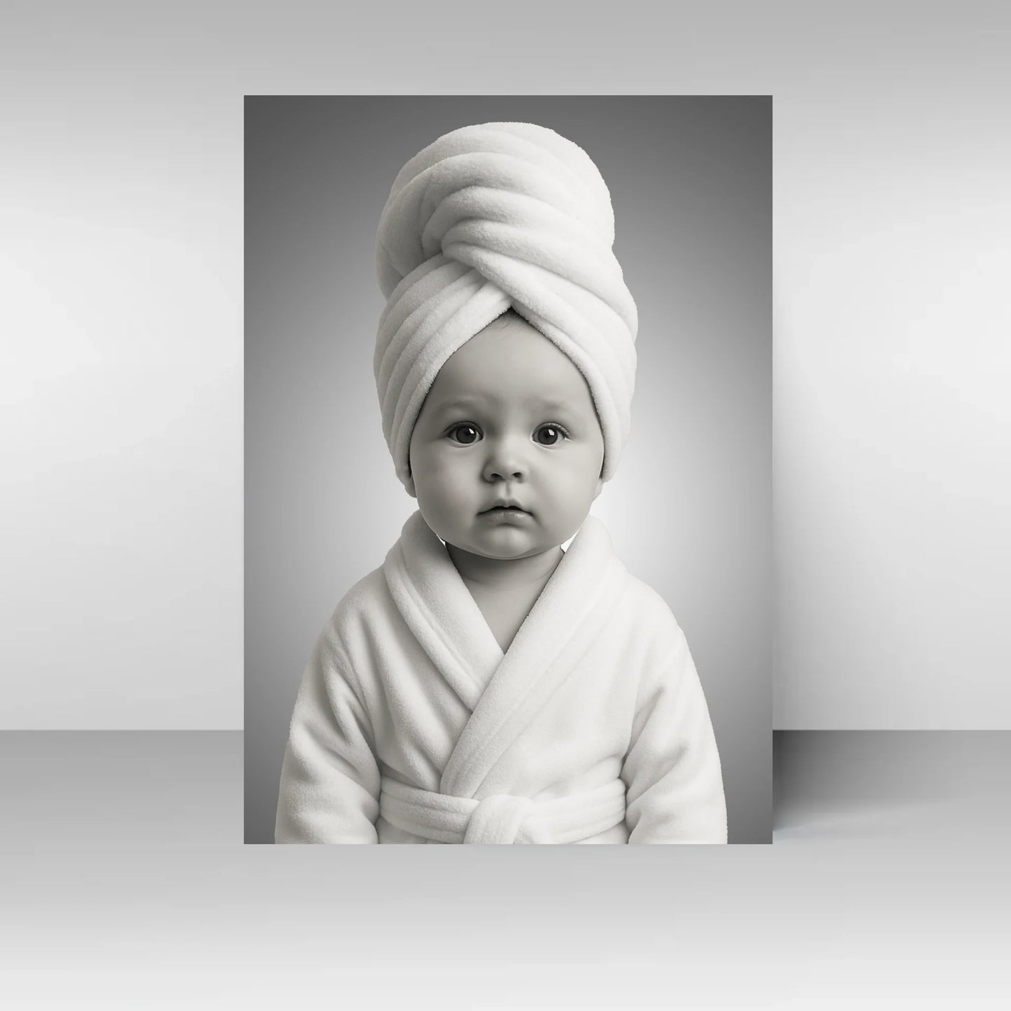 Poster mit Illustration eines Babys im weißen Bademantel und Handtuchturban. Der Kopf des Kindes ist personalisierbar, Kleidung und Hintergrund bleiben fest.