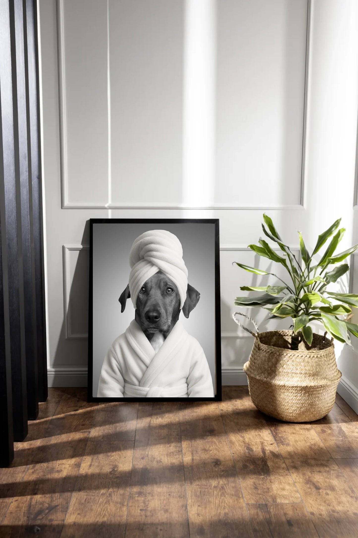 Poster mit Illustration eines Hundes im weißen Bademantel und Handtuchturban. Der Hundekopf ist personalisierbar, Kleidung und Hintergrund bleiben fest.