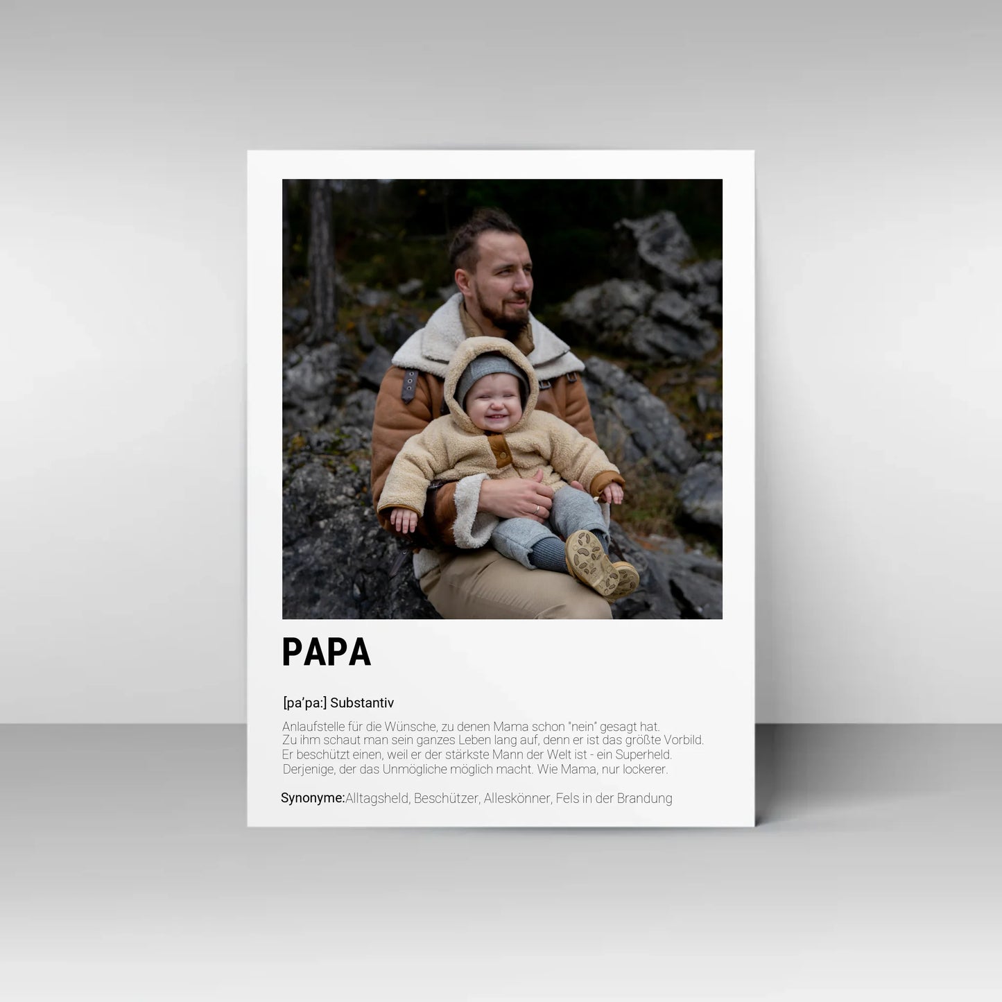 Poster mit personalisierbarem Foto-Bereich im oberen Teil. Darunter steht groß das Wort ‚PAPA‘ mit einer Definition in Wörterbuch-Stil. Beschrieben wird der Vater als Alltagsheld, Beschützer, Alleskönner und Fels in der Brandung