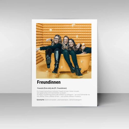Poster mit personalisierbarem Foto. Unten groß ‚Freundinnen‘ mit Definition im Wörterbuchstil: Zusammenschluss mehrerer Frauen, die sich gegenseitig unterstützen – im Alltag, im Ausnahmezustand oder einfach am Mittwoch. Immer da mit offenen Ohren, offenen Armen und notfalls auch Prosecco. Synonyme: Seelenschwester, Lebenskomplizin, Geheimnisträgerin.