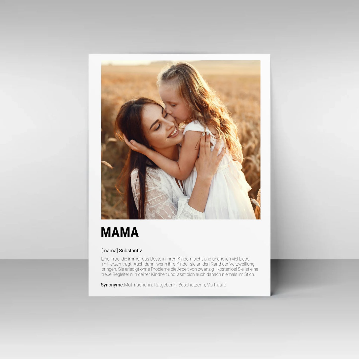 Poster mit personalisierbarem Foto. Unten groß ‚MAMA‘ mit Definition im Wörterbuchstil: Frau, die das Beste in ihren Kindern sieht, unendlich viel Liebe schenkt, Probleme löst und eine treue Begleiterin durch die Kindheit ist. Synonyme: Mutmacherin, Ratgeberin, Beschützerin, Vertraute.