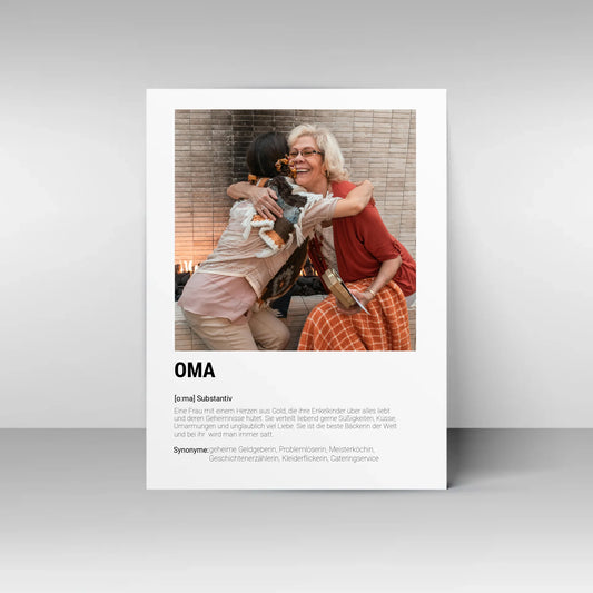 Poster mit personalisierbarem Foto. Unten groß ‚OMA‘ mit Definition im Wörterbuchstil: Frau mit Herz aus Gold, die ihre Enkel liebt, Geheimnisse hütet, Süßigkeiten und Liebe verteilt und als beste Bäckerin gilt. Synonyme: geheime Geldgeberin, Problemlöserin, Meisterköchin, Geschichtenerzählerin, Kleiderflickerin, Cateringservice