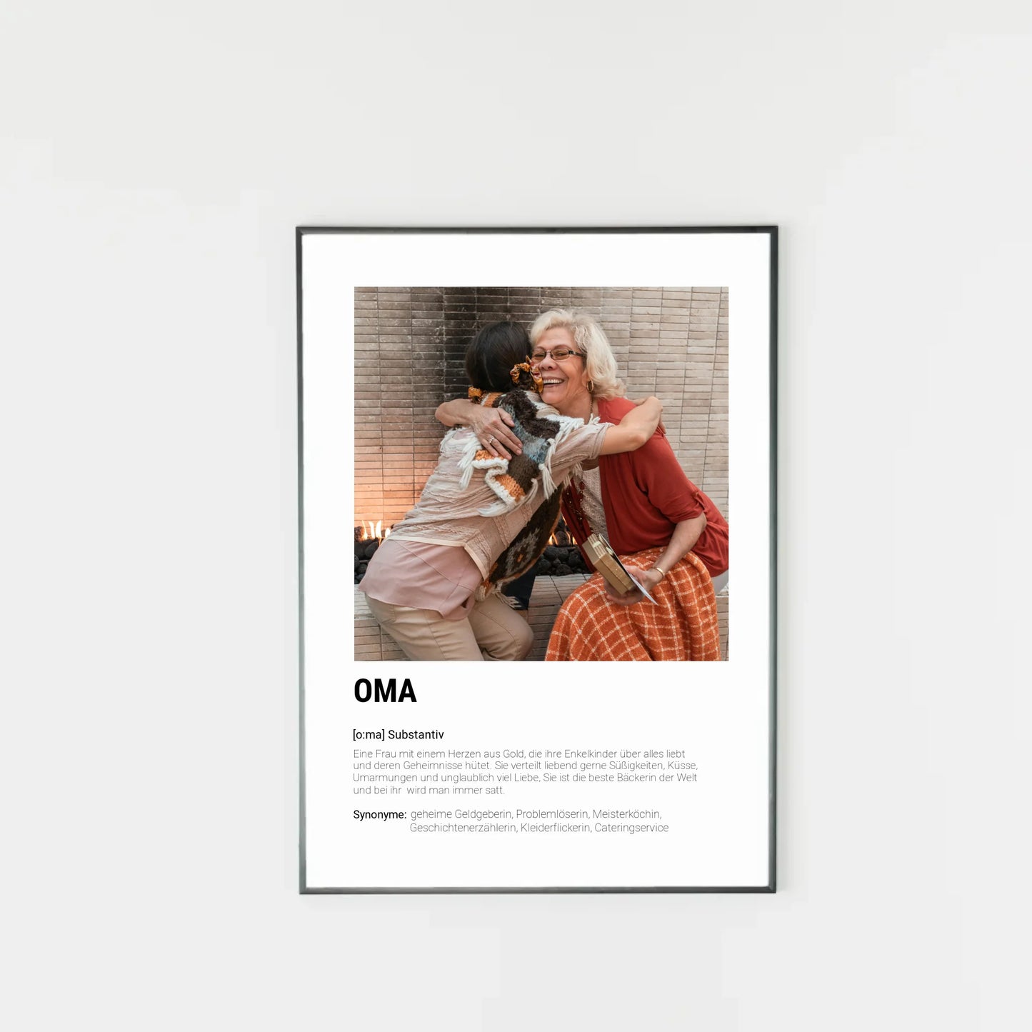 Poster mit personalisierbarem Foto in schwarzem Holzrahmen. Unten groß ‚OMA‘ mit Definition im Wörterbuchstil: Frau mit Herz aus Gold, die ihre Enkel liebt, Geheimnisse hütet, Süßigkeiten und Liebe verteilt und als beste Bäckerin gilt. Synonyme: geheime Geldgeberin, Problemlöserin, Meisterköchin, Geschichtenerzählerin, Kleiderflickerin, Cateringservice