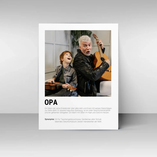 Poster mit personalisierbarem Foto-Bereich im oberen Teil. Darunter steht groß das Wort ‚OPA‘ mit einer Definition im Wörterbuch-Stil. Beschrieben wird der Großvater als liebevoller Begleiter seiner Enkelkinder, weiser Ratgeber, Geschichtenerzähler und Helfer in allen Lebenslagen. Genannt werden Synonyme wie: Ort für Taschengeldzuschüsse, Gentleman alter Schule, lebendes Geschichtsbuch und bester Handwerker der Welt.