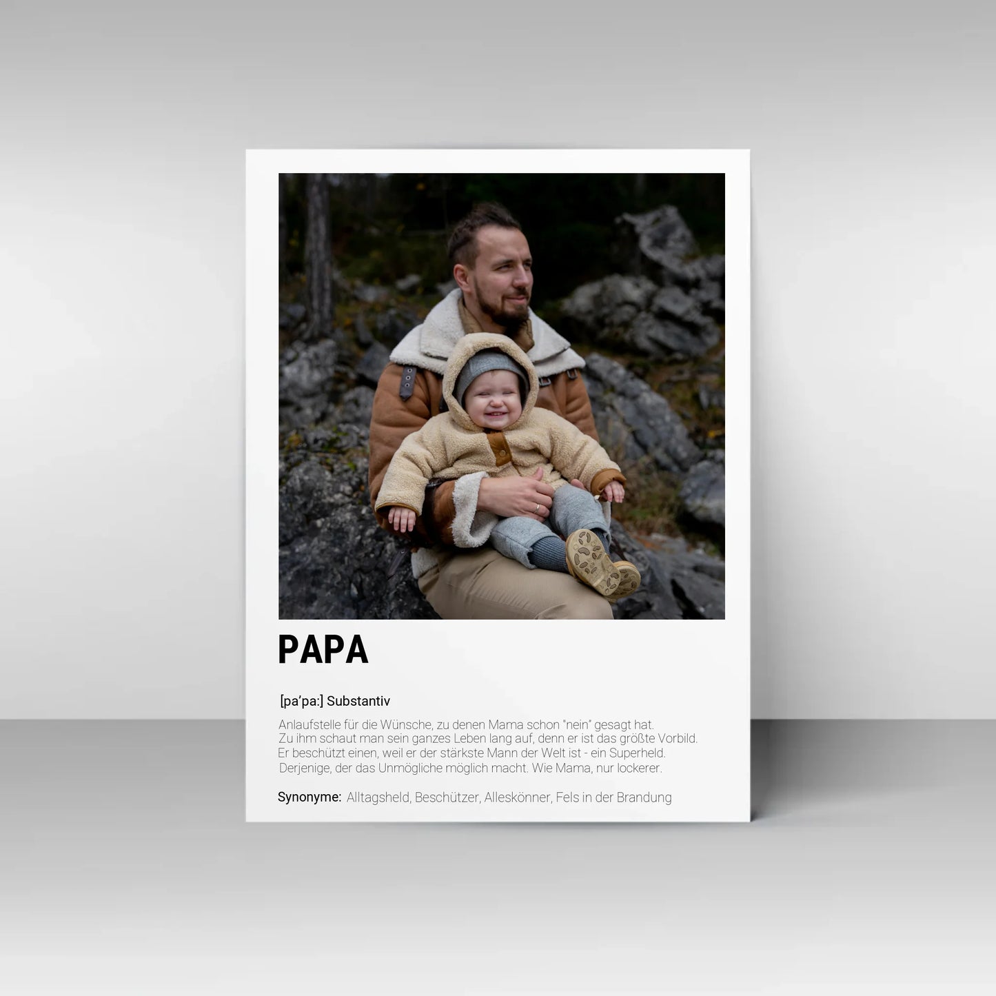 Poster mit personalisierbarem Foto-Bereich im oberen Teil. Darunter steht groß das Wort ‚PAPA‘ mit einer Definition in Wörterbuch-Stil. Beschrieben wird der Vater als Alltagsheld, Beschützer, Alleskönner und Fels in der Brandung
