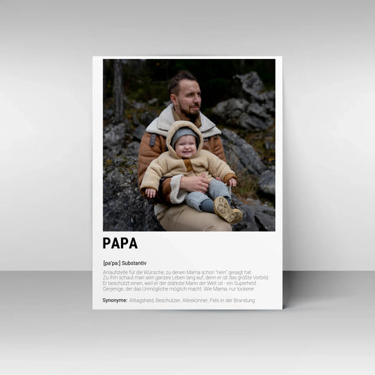 Poster mit personalisierbarem Foto-Bereich im oberen Teil. Darunter steht groß das Wort ‚PAPA‘ mit einer Definition in Wörterbuch-Stil. Beschrieben wird der Vater als Alltagsheld, Beschützer, Alleskönner und Fels in der Brandung