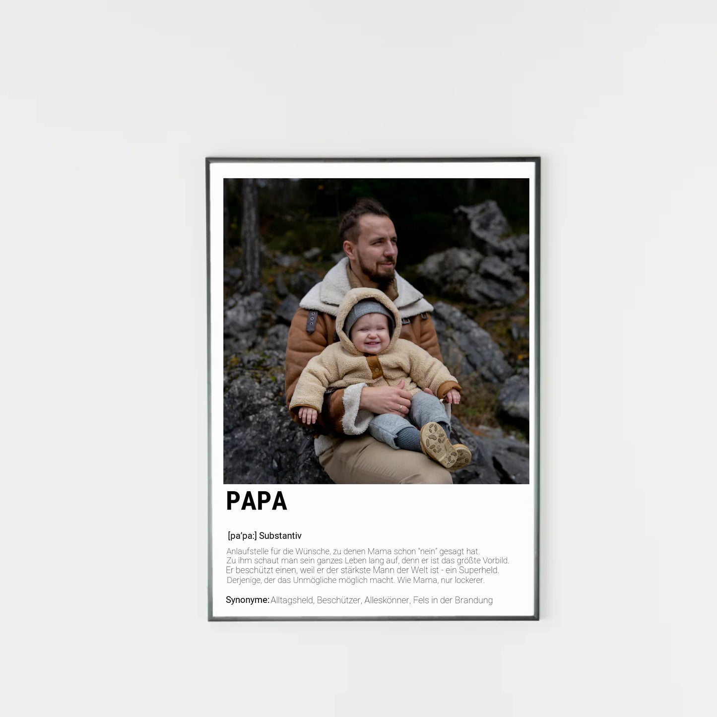 Poster mit personalisierbarem Foto-Bereich im oberen Teil. Darunter steht groß das Wort ‚PAPA‘ mit einer Definition in Wörterbuch-Stil. Beschrieben wird der Vater als Alltagsheld, Beschützer, Alleskönner und Fels in der Brandung