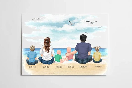 Poster mit Illustration einer Familie, die am Strand sitzt und aufs Meer blickt. Personen sind als Cliparts dargestellt, hier ein Beispiel mit Eltern, Kindern und Babys. Namen unter den Figuren sind personalisierbar, die Anzahl der Personen variabel. Hintergrund und Figuren können aus verschiedenen Varianten gewählt werden.