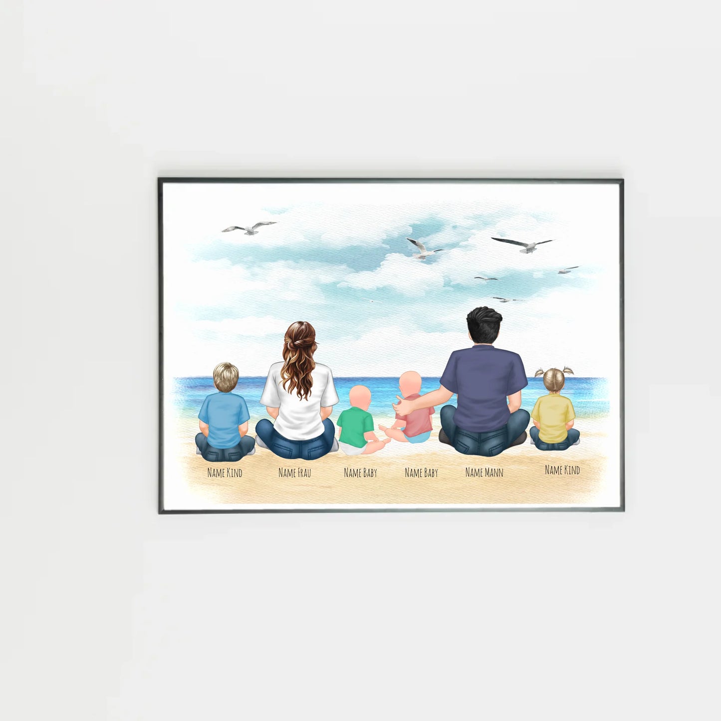 Poster mit Illustration einer Familie, die am Strand sitzt und aufs Meer blickt. Personen sind als Cliparts dargestellt, hier ein Beispiel mit Eltern, Kindern und Babys. Namen unter den Figuren sind personalisierbar, die Anzahl der Personen variabel. Hintergrund und Figuren können aus verschiedenen Varianten gewählt werden.