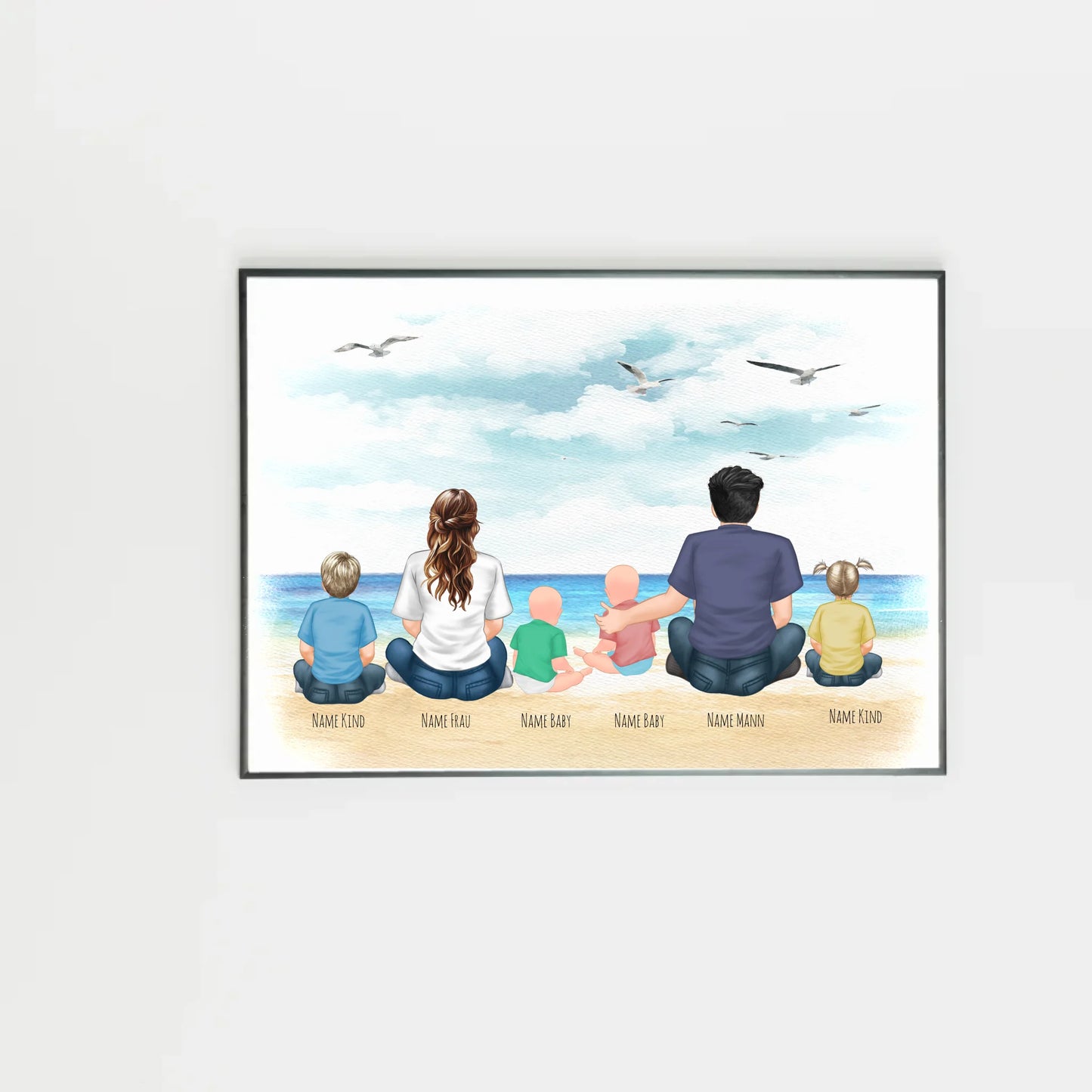 Poster mit Illustration einer Familie, die am Strand sitzt und aufs Meer blickt. Personen sind als Cliparts dargestellt, hier ein Beispiel mit Eltern, Kindern und Babys. Namen unter den Figuren sind personalisierbar, die Anzahl der Personen variabel. Hintergrund und Figuren können aus verschiedenen Varianten gewählt werden.