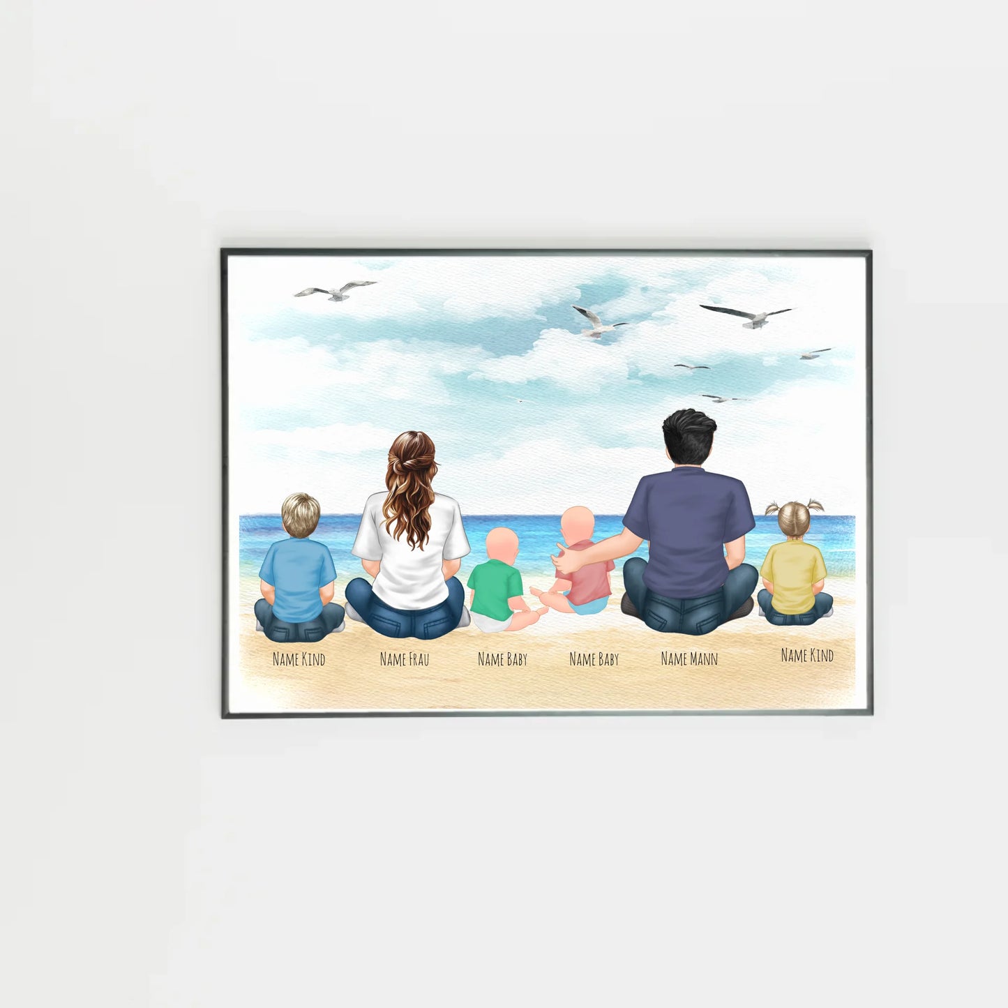 Poster mit Illustration einer Familie, die am Strand sitzt und aufs Meer blickt. Personen sind als Cliparts dargestellt, hier ein Beispiel mit Eltern, Kindern und Babys. Namen unter den Figuren sind personalisierbar, die Anzahl der Personen variabel. Hintergrund und Figuren können aus verschiedenen Varianten gewählt werden.