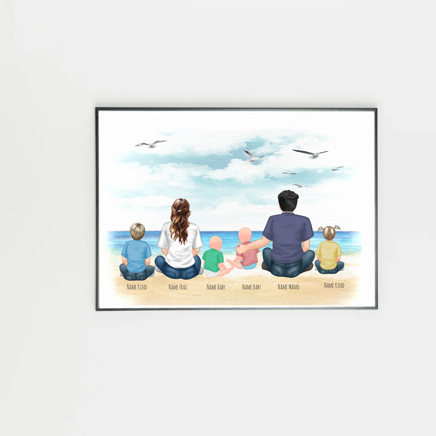 decorative-empty-framePoster mit Illustration einer Familie, die am Strand sitzt und aufs Meer blickt. Personen sind als Cliparts dargestellt, hier ein Beispiel mit Eltern, Kindern und Babys. Namen unter den Figuren sind personalisierbar, die Anzahl der Personen variabel. Hintergrund und Figuren können aus verschiedenen Varianten gewählt werden.