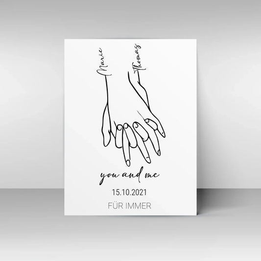 Poster mit minimalistischer Zeichnung von zwei Händen, die sich halten. Links und rechts stehen personalisierbare Namen. Darunter der Text ‚you and me‘ sowie ein personalisierbares Datum. Unten fest der Schriftzug ‚FÜR IMMER‘.
