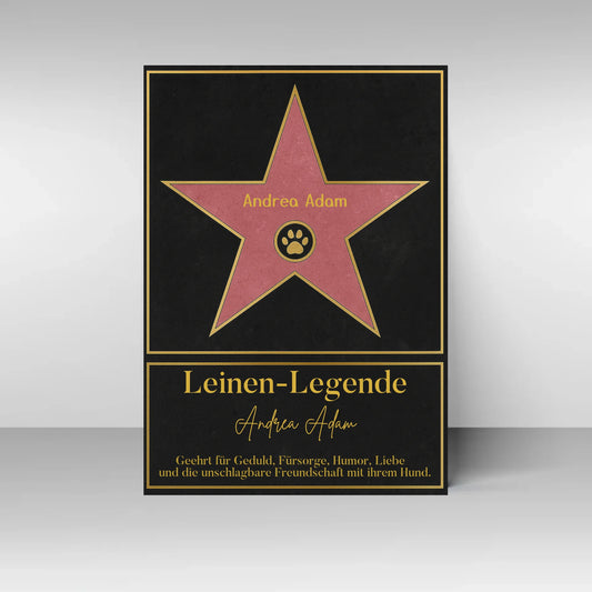 Poster im Stil eines ‚Walk of Fame‘-Sterns. In der Mitte ein rosa Stern mit gelbem Rand und Pfotenabdruck-Symbol, dazu ein personalisierbarer Name. Darunter der Titel ‚Leinen-Legende‘ mit Namensfeld. Text: Geehrt für Geduld, Fürsorge, Humor, Liebe und die unschlagbare Freundschaft mit ihrem Hund.