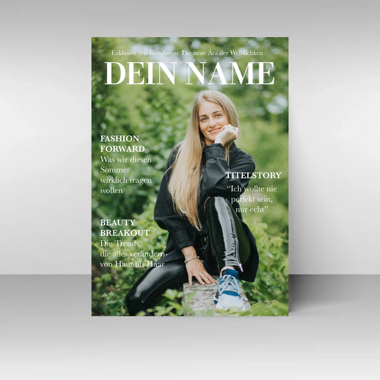 Poster im Stil eines Mode-Magazins mit dem Platzhalter ‚DEIN NAME‘ als Titel. Oben der Slogan ‚Exklusive Stil-Revolution: Die neue Ära der Weiblichkeit‘. Im Mittelpunkt ein personalisierbares Foto. Links feste Rubriken wie ‚Fashion Forward – Was wir diesen Sommer wirklich tragen wollen‘ und ‚Beauty Breakout – Die Trends, die alles verändern von Haut bis Haar‘. Rechts die Titelstory mit Zitat: ‚Ich wollte nie perfekt sein, nur echt‘.