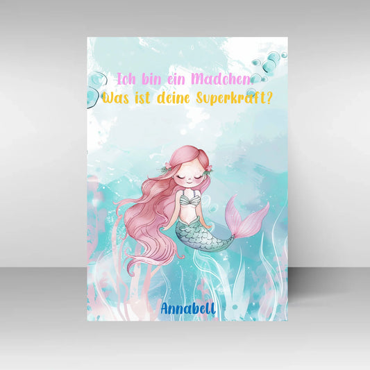 Poster mit wählbarem Clipart-Motiv, hier als Beispiel eine Meerjungfrau mit rosa Haaren und Fischschwanz. Darüber ein variabler Spruch: ‚Ich bin ein Mädchen – Was ist deine Superkraft?‘. Unten ein personalisierbarer Name. Motiv und Spruch können aus verschiedenen Varianten gewählt werden.“