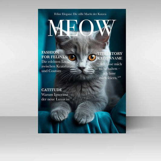 Poster im Stil eines Magazin-Covers mit dem Titel ‚MEOW‘. Oben der feste Slogan ‚Feline Eleganz: Die stille Macht der Katzen‘. Im Mittelpunkt ein personalisierbares Katzenfoto. Links Rubriken wie ‚Fashion for Felines – Die edelsten Looks zwischen Kratzbaum und Couture‘ und ‚Catitude – Warum Ignoranz der neue Luxus ist‘. Rechts die Titelstory mit personalisierbarem Katzen-Namen: ‚Ich lasse mich nicht halten – ich lasse mich feiern.‘