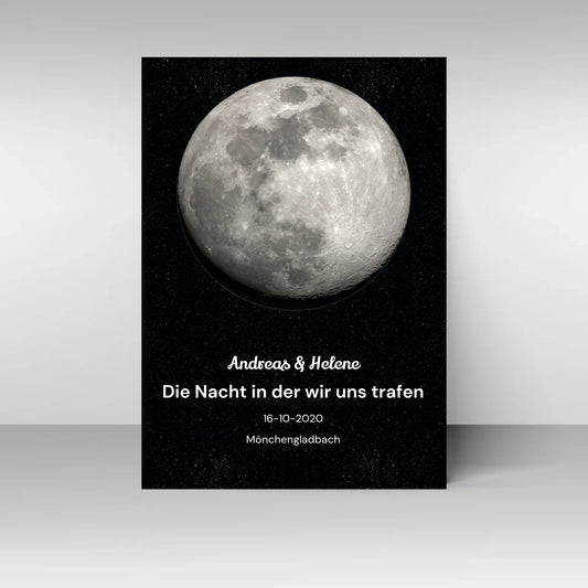 Poster mit realitätsgetreuer Abbildung des Mondes, angepasst an den angegebenen Ort und das Datum. Darunter ein fester Text ‚Die Nacht in der wir uns trafen‘. Zusätzlich Platz für personalisierbare Namen, ein Datum und eine Ortsangabe.