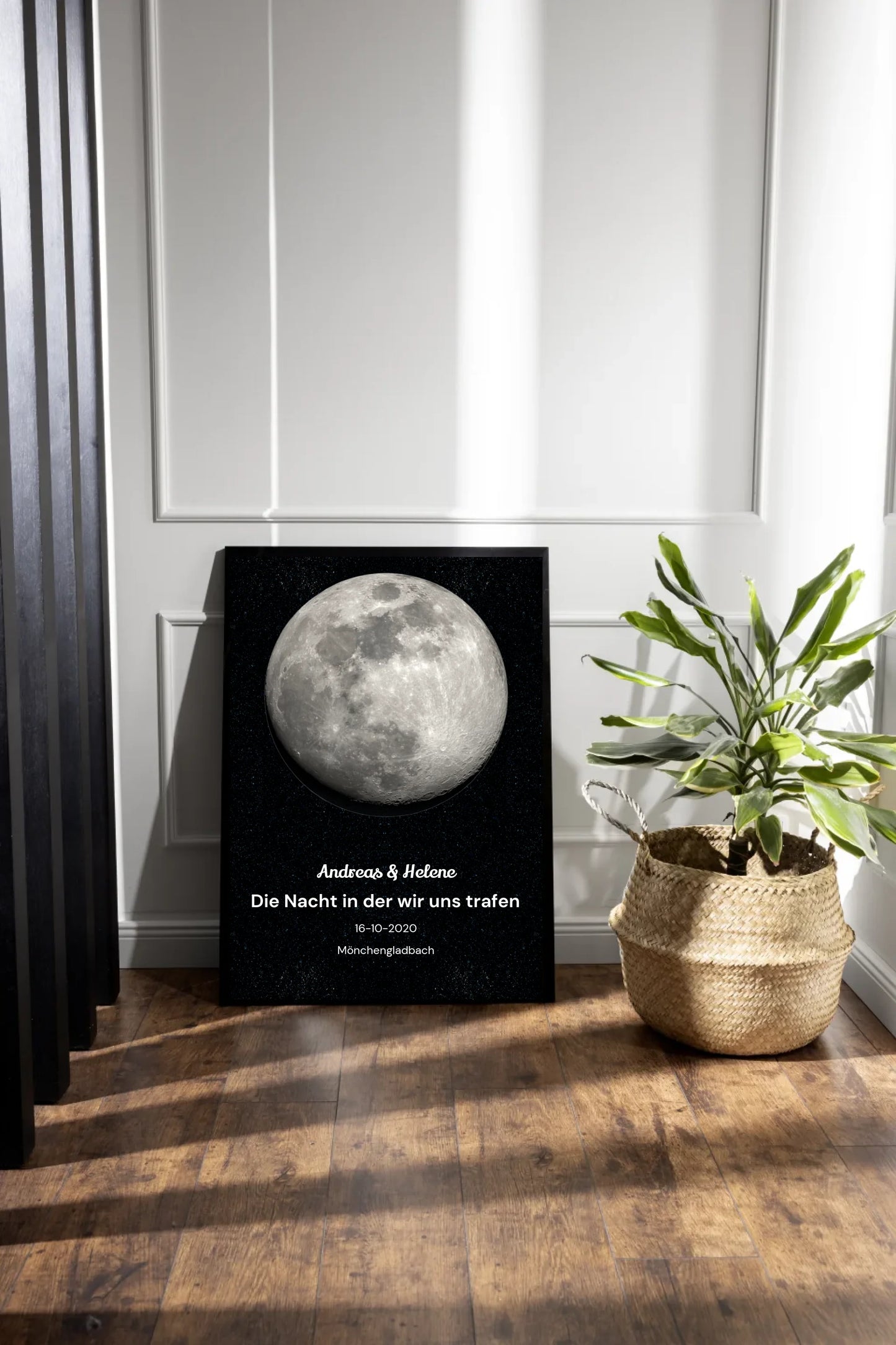 Poster mit realitätsgetreuer Abbildung des Mondes, angepasst an den angegebenen Ort und das Datum. Darunter ein fester Text ‚Die Nacht in der wir uns trafen‘. Zusätzlich Platz für personalisierbare Namen, ein Datum und eine Ortsangabe.