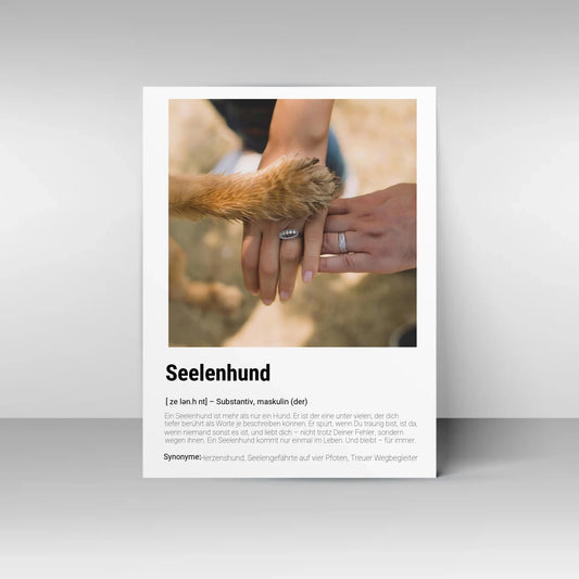 Poster mit personalisierbarem Foto, hier als Beispiel eine Hundepfote auf den Händen eines Menschen. Darunter der feste Titel ‚Seelenhund‘ mit Definition im Wörterbuchstil: Ein Hund, der tiefer berührt als Worte es je könnten, immer an der Seite ist und für immer im Herzen bleibt. Synonyme: Herzenshund, Seelengefährte auf vier Pfoten, treuer Wegbegleiter.