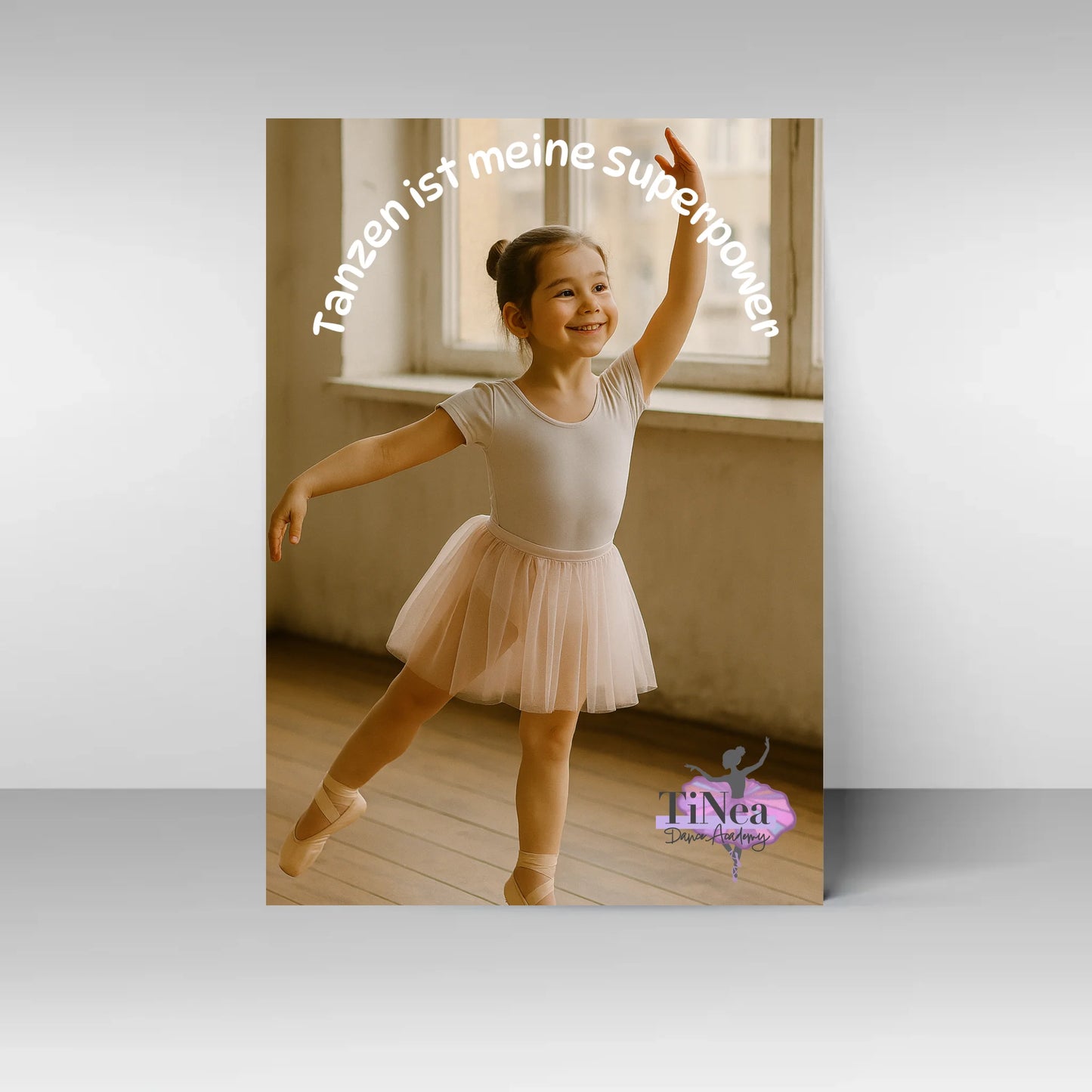Poster mit personalisierbarem Foto in Ballett-Pose. Darüber der feste Text ‚Tanzen ist meine Superpower‘. Unten rechts das Logo der ‚TiNea Dance Academy‘.