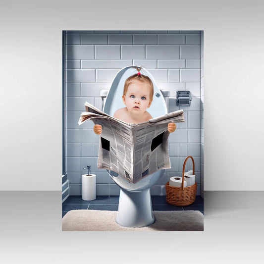 Poster mit Illustration eines Babys, das auf einer Toilette sitzt und eine Zeitung hält. Der Oberkörper ist personalisierbar, die Hände sind in verschiedenen Varianten auswählbar. Badezimmer-Hintergrund, Toilette und Zeitung bleiben fest.