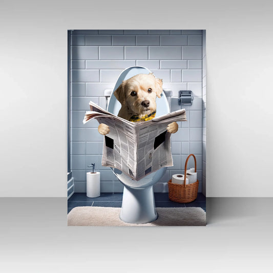 oster mit Illustration eines Hundes, der auf einer Toilette sitzt und eine Zeitung hält. Der Hundekopf ist personalisierbar, die Pfoten sind in verschiedenen Varianten auswählbar. Badezimmer-Hintergrund, Toilette und Zeitung bleiben fest.