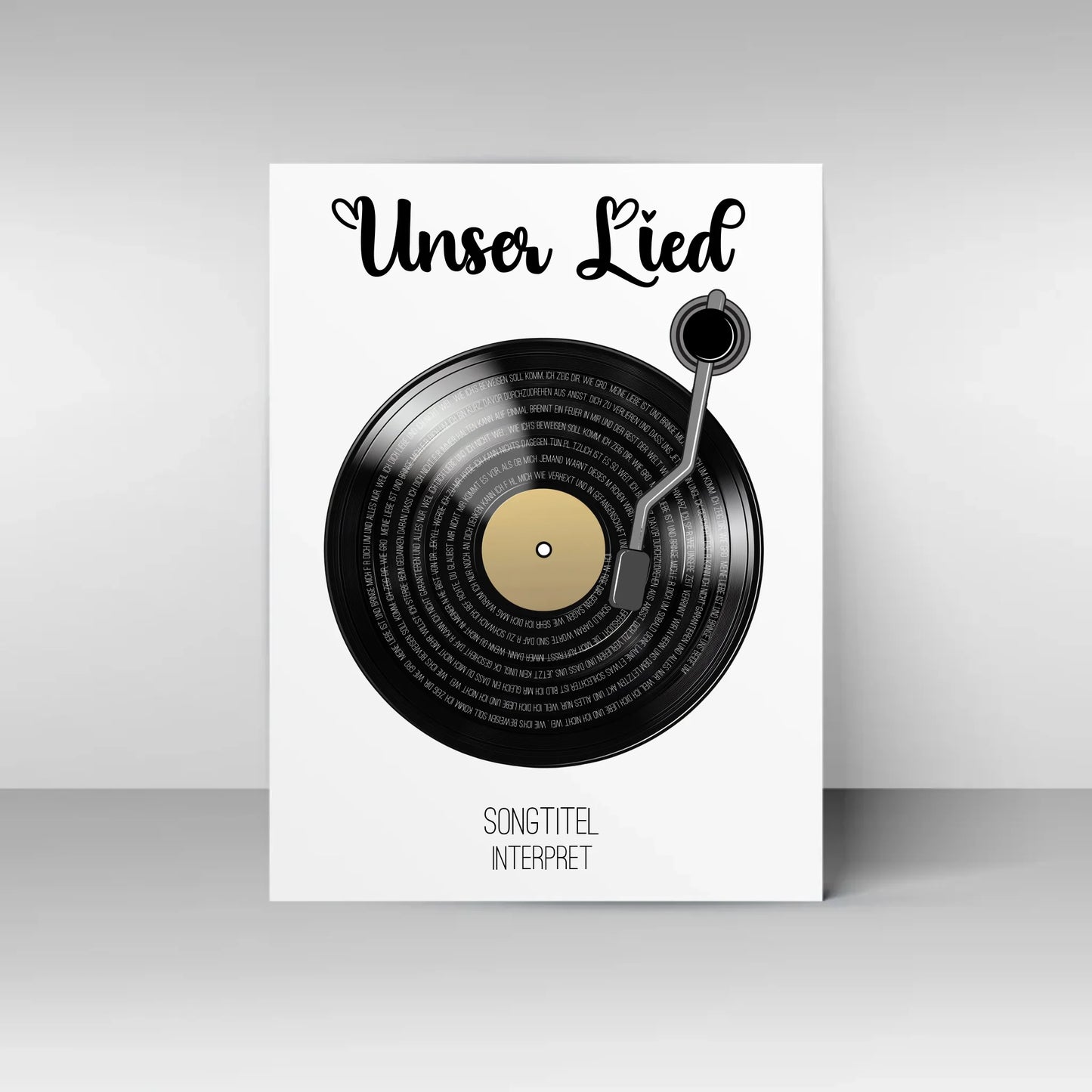 Poster mit Illustration einer schwarzen Schallplatte und Tonarm. Oben steht immer die feste Überschrift ‚Unser Lied‘. Auf den Rillen der Platte wird der ausgewählte Liedtext dargestellt. Unter der Platte erscheinen personalisierbarer Songtitel und Interpret.