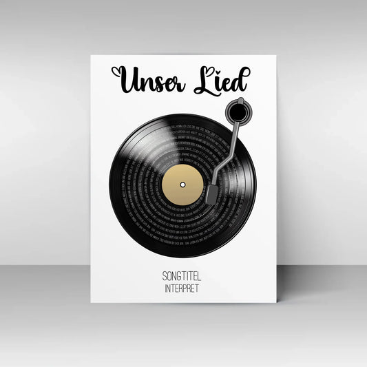 Poster mit Illustration einer schwarzen Schallplatte und Tonarm. Oben steht immer die feste Überschrift ‚Unser Lied‘. Auf den Rillen der Platte wird der ausgewählte Liedtext dargestellt. Unter der Platte erscheinen personalisierbarer Songtitel und Interpret.