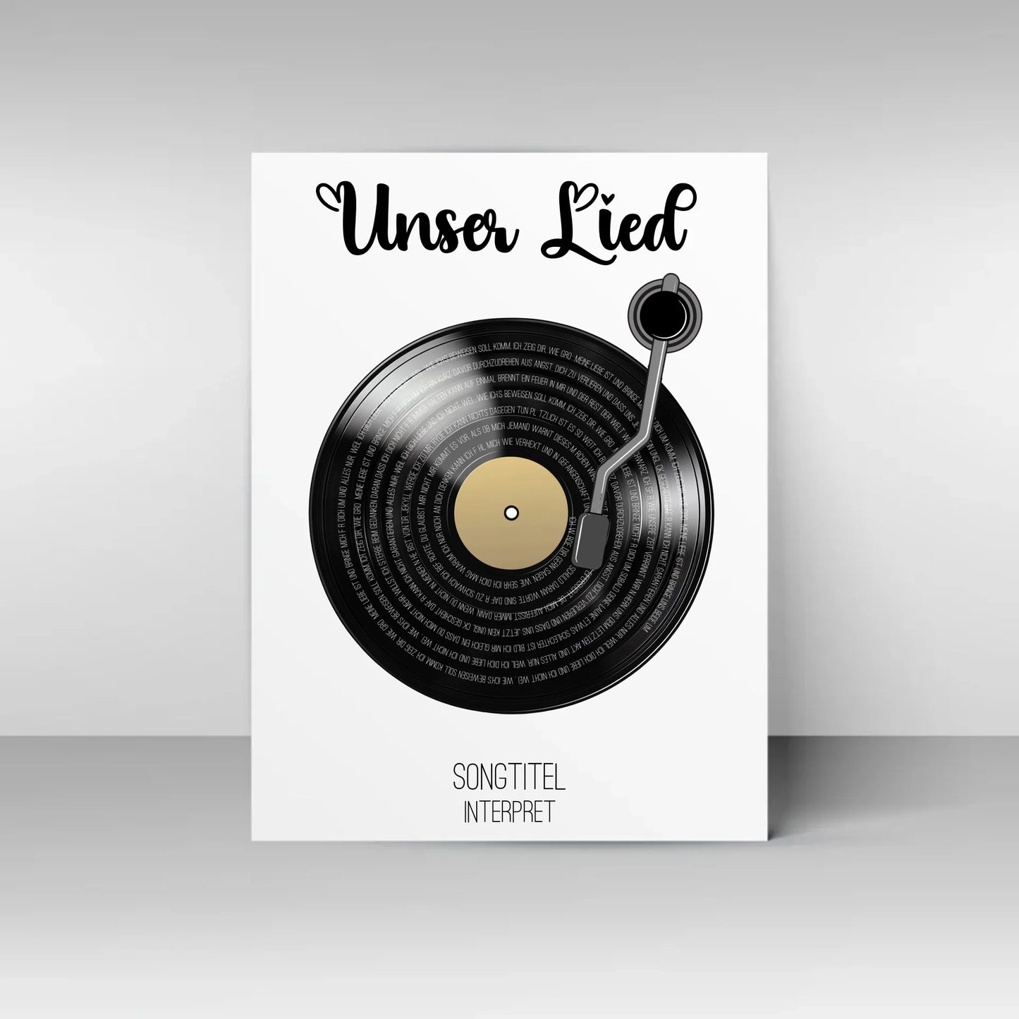 Poster mit Illustration einer schwarzen Schallplatte und Tonarm. Oben steht immer die feste Überschrift ‚Unser Lied‘. Auf den Rillen der Platte wird der ausgewählte Liedtext dargestellt. Unter der Platte erscheinen personalisierbarer Songtitel und Interpret.
