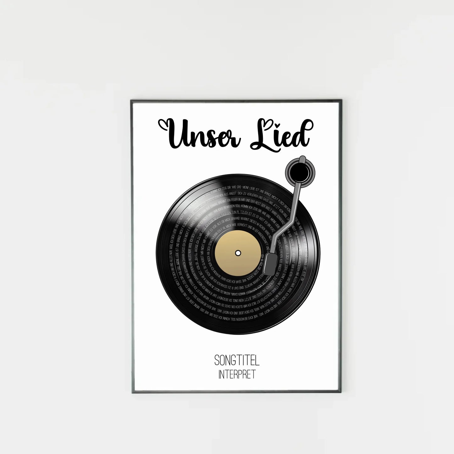 Poster mit Illustration einer schwarzen Schallplatte und Tonarm. Oben steht immer die feste Überschrift ‚Unser Lied‘. Auf den Rillen der Platte wird der ausgewählte Liedtext dargestellt. Unter der Platte erscheinen personalisierbarer Songtitel und Interpret.