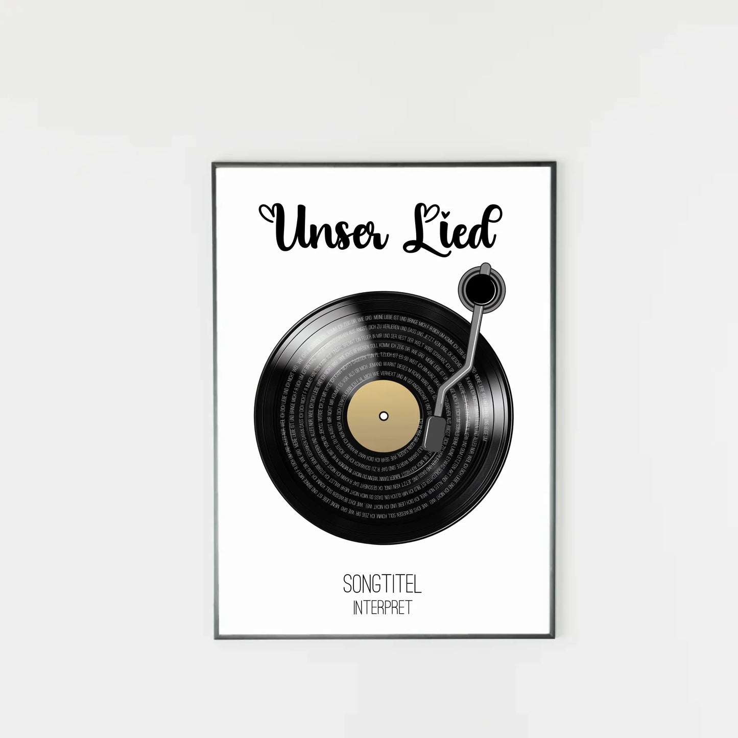 Poster mit Illustration einer schwarzen Schallplatte und Tonarm. Oben steht immer die feste Überschrift ‚Unser Lied‘. Auf den Rillen der Platte wird der ausgewählte Liedtext dargestellt. Unter der Platte erscheinen personalisierbarer Songtitel und Interpret.