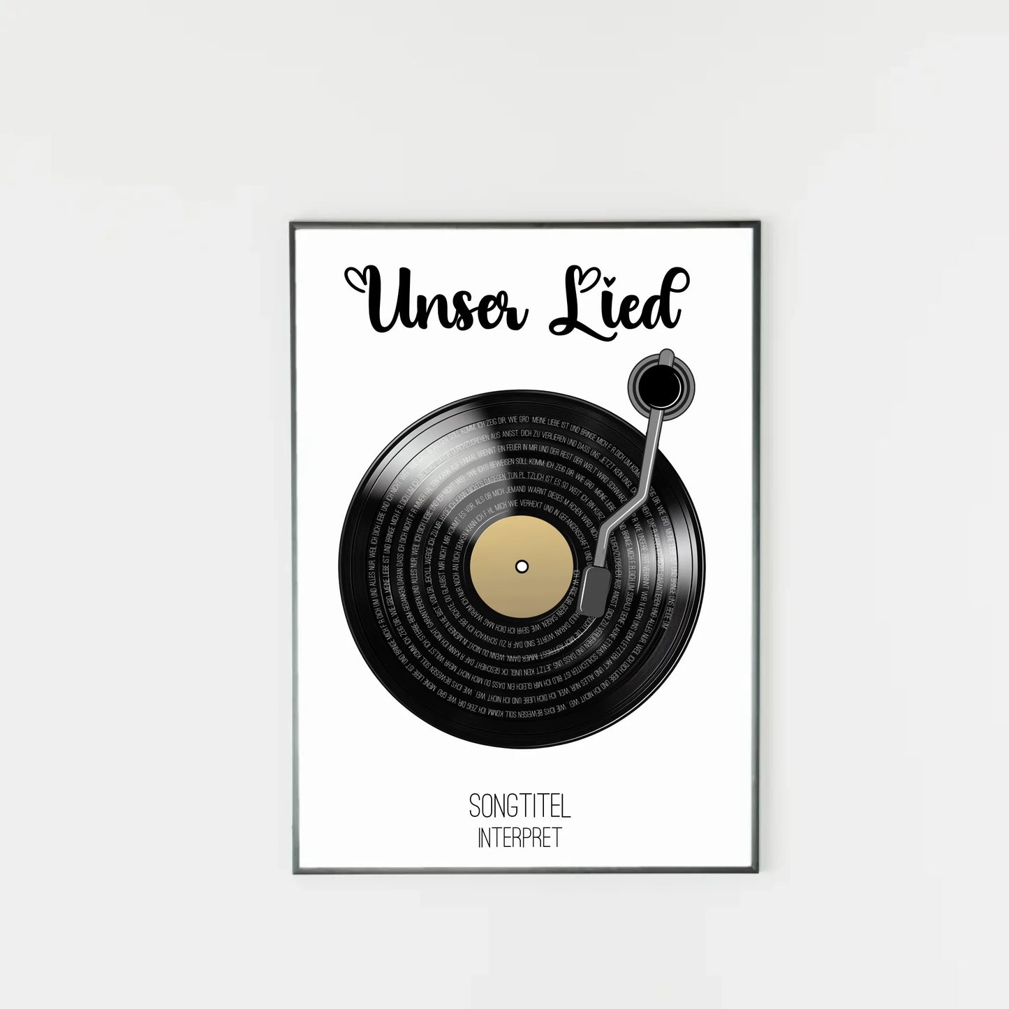 Poster mit Illustration einer schwarzen Schallplatte und Tonarm. Oben steht immer die feste Überschrift ‚Unser Lied‘. Auf den Rillen der Platte wird der ausgewählte Liedtext dargestellt. Unter der Platte erscheinen personalisierbarer Songtitel und Interpret.