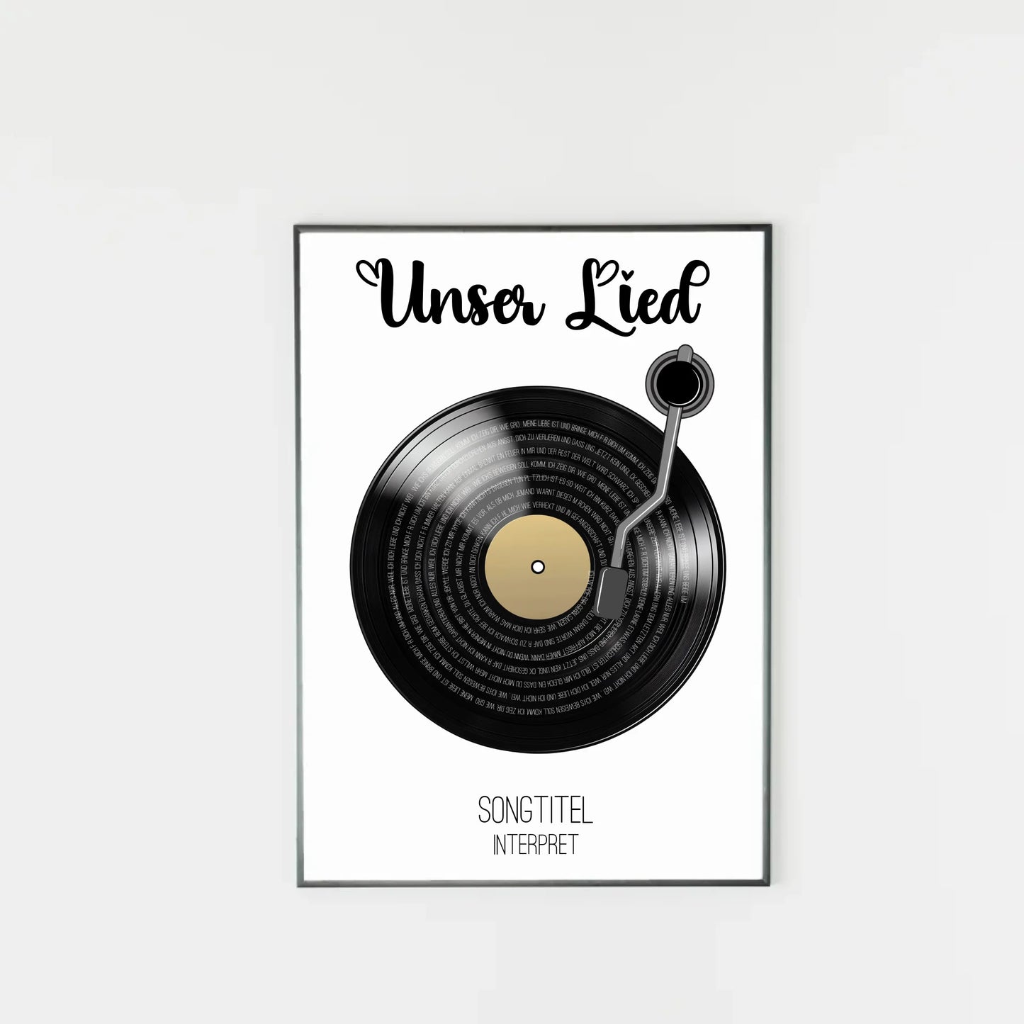 Poster mit Illustration einer schwarzen Schallplatte und Tonarm. Oben steht immer die feste Überschrift ‚Unser Lied‘. Auf den Rillen der Platte wird der ausgewählte Liedtext dargestellt. Unter der Platte erscheinen personalisierbarer Songtitel und Interpret.